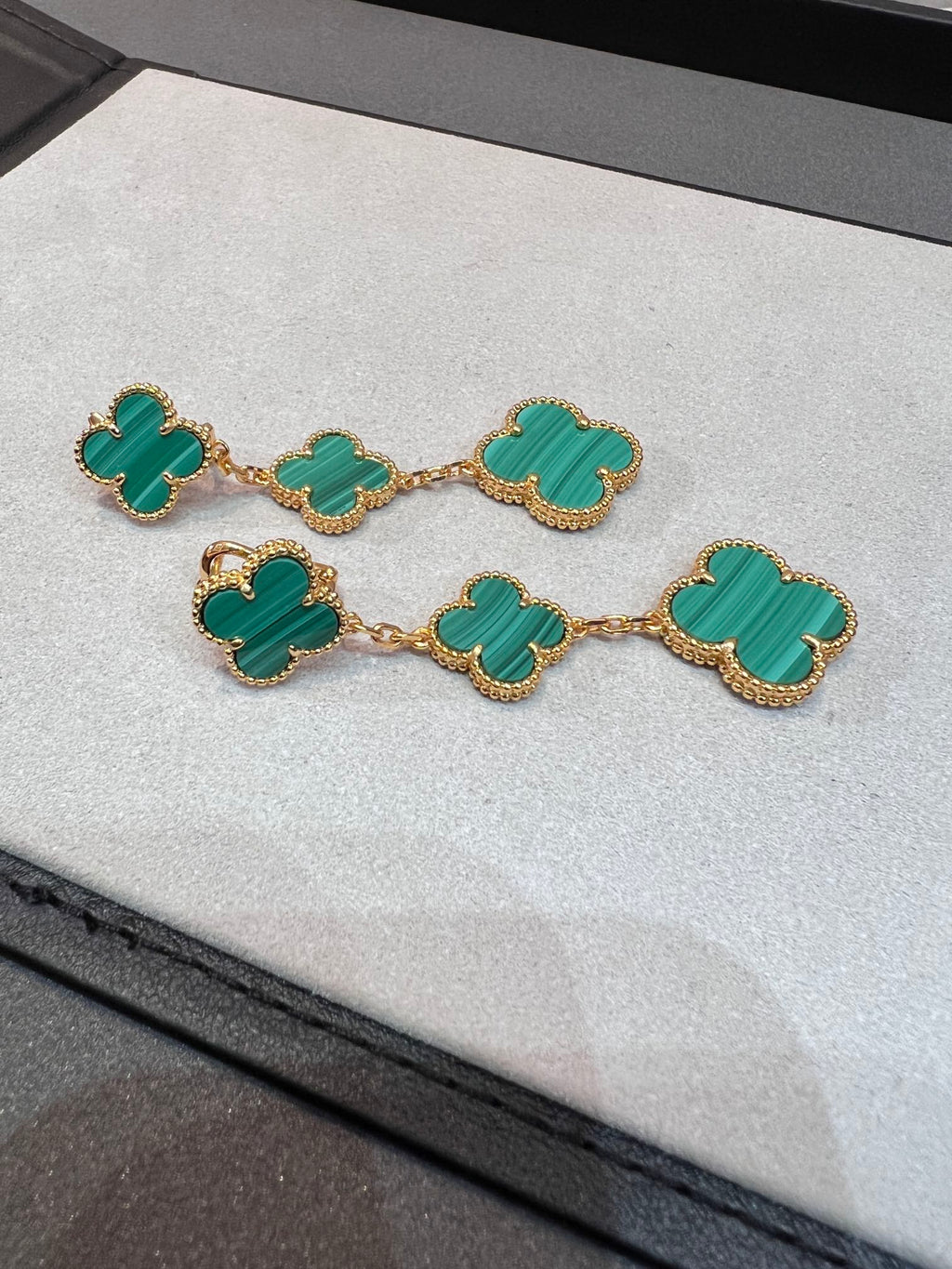 ¡®Imperial¡¯CLOVER MALACHITE 3 MOTIFS GOLD