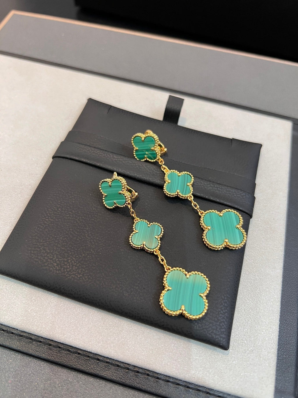 ¡®Imperial¡¯CLOVER MALACHITE 3 MOTIFS GOLD