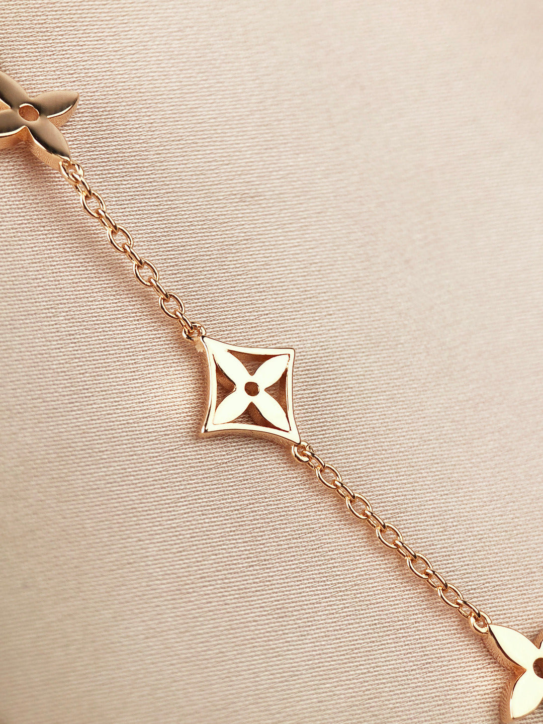 ¡®Imperial¡¯STAR AND SUN 7 MOTIFS GOLD BRACELET