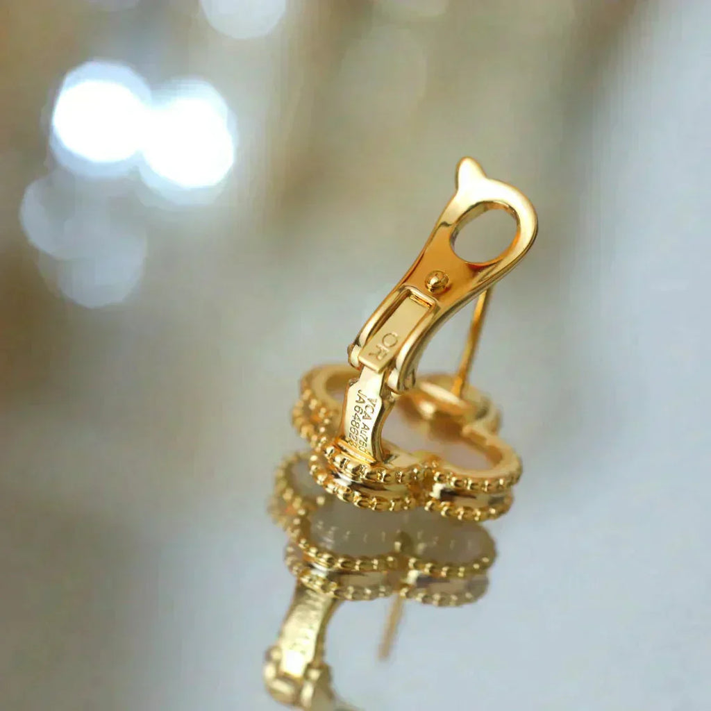 ¡®Imperial¡¯CLOVER MEDIUM 1 MOTIFS  WHITE MOP STUD EARRINGS