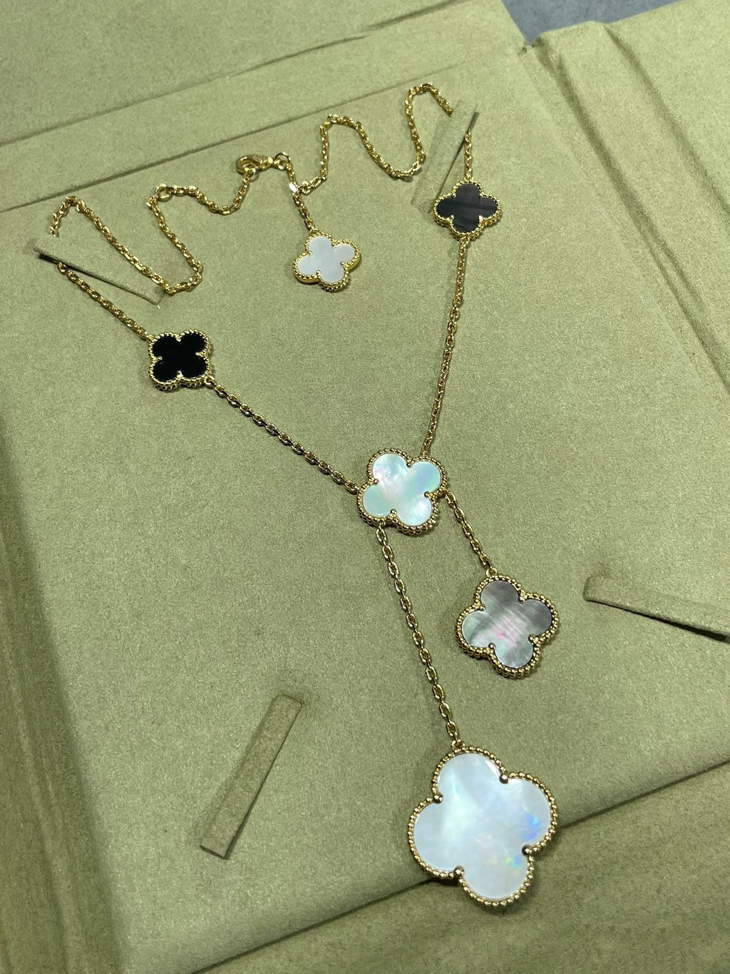 ¡®Imperial¡¯CLOVER 6 MOTIF MOP ONYX GOLD NECKLACE