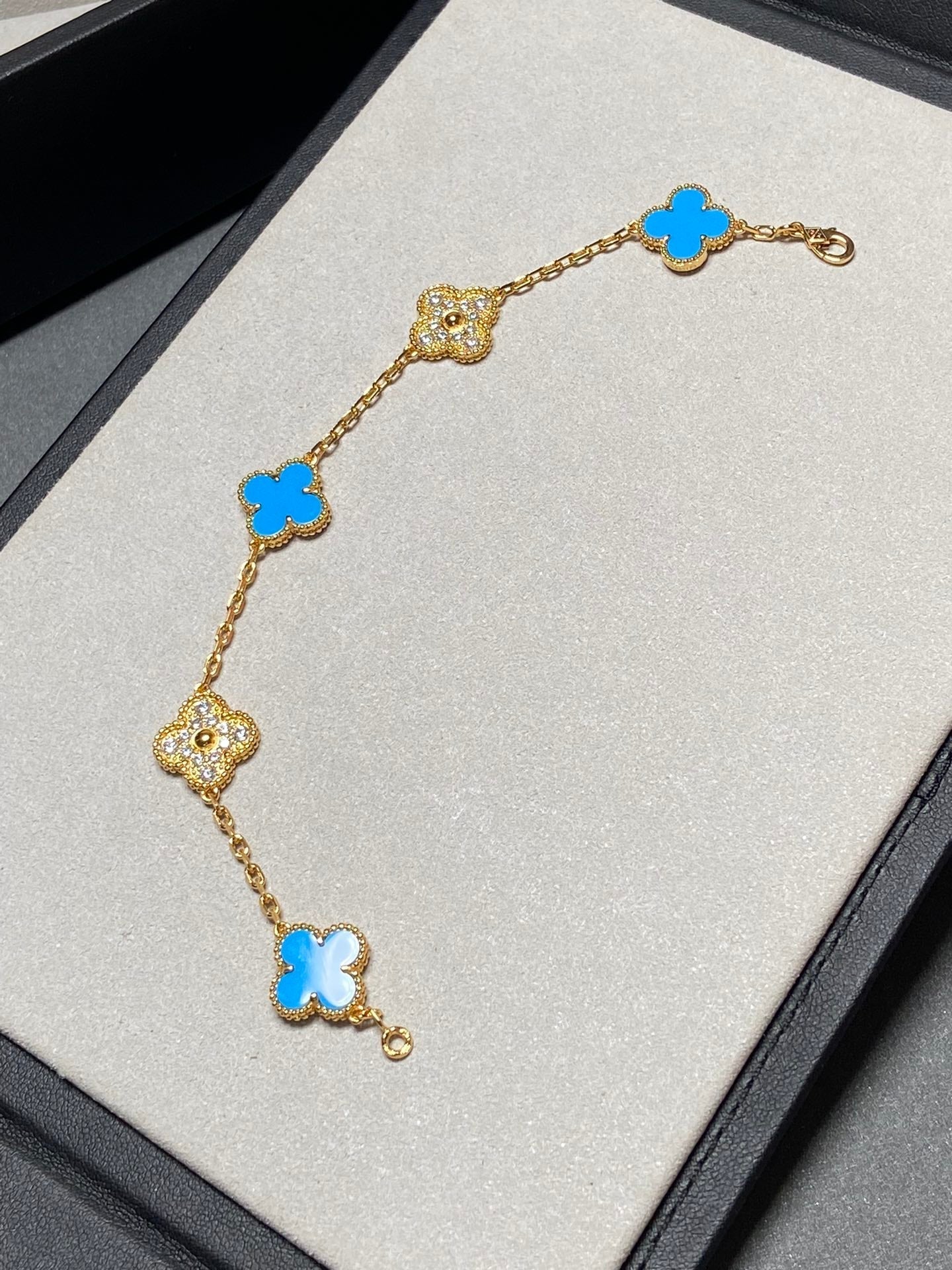 ¡®Imperial¡¯CLOVER 5 MOTIF BLUE CHALCEDONY DIAMOND GOLD BRACELET