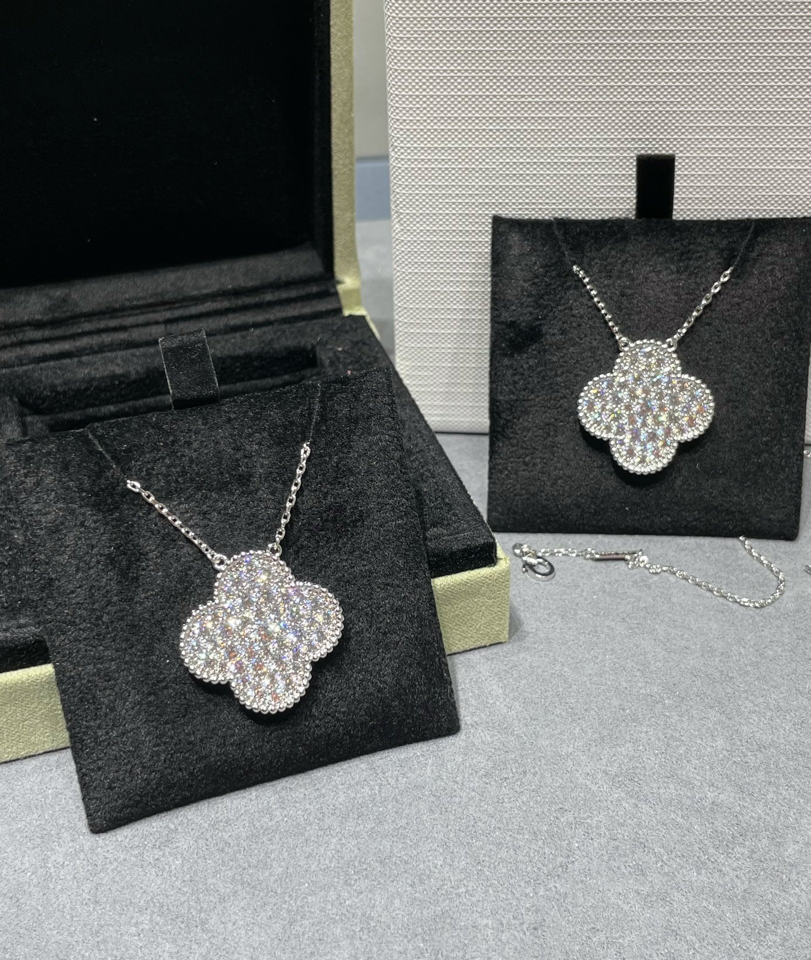 ¡®Imperial¡¯CLOVER 25MM LARGE PENDANT DIAMOND PAVED SILVER NECKLACE