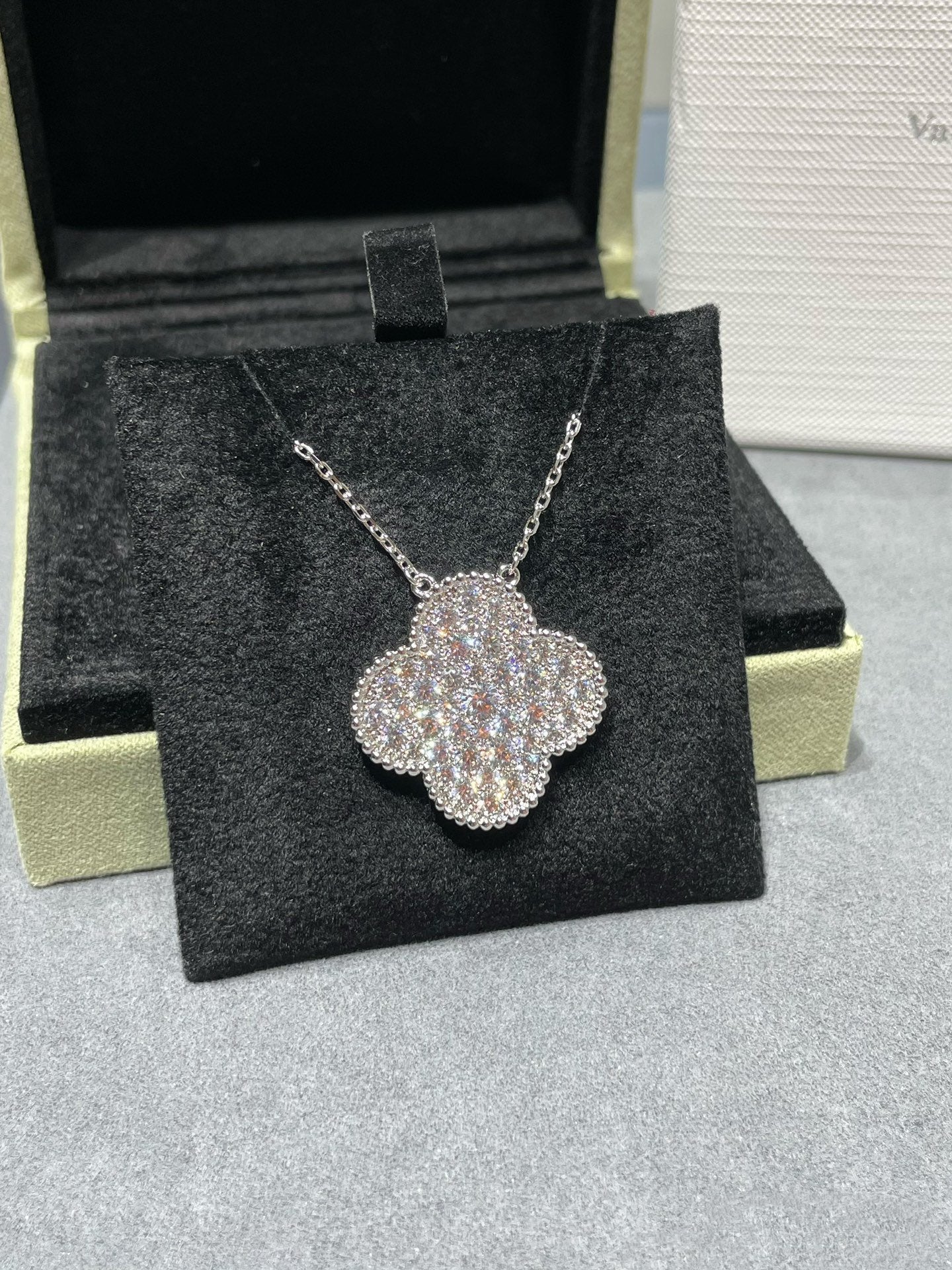 ¡®Imperial¡¯CLOVER 25MM LARGE PENDANT DIAMOND PAVED SILVER NECKLACE
