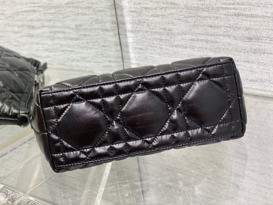 TRAVEL NOMAD POUCH 22 IN BLACK MACROCANNAGE LAMBSKIN