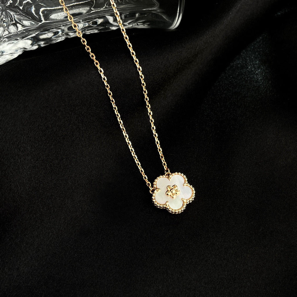 ¡®Imperial¡¯LUCKY  WHITE MOP  PLUM BLOSSOM NECKLACE