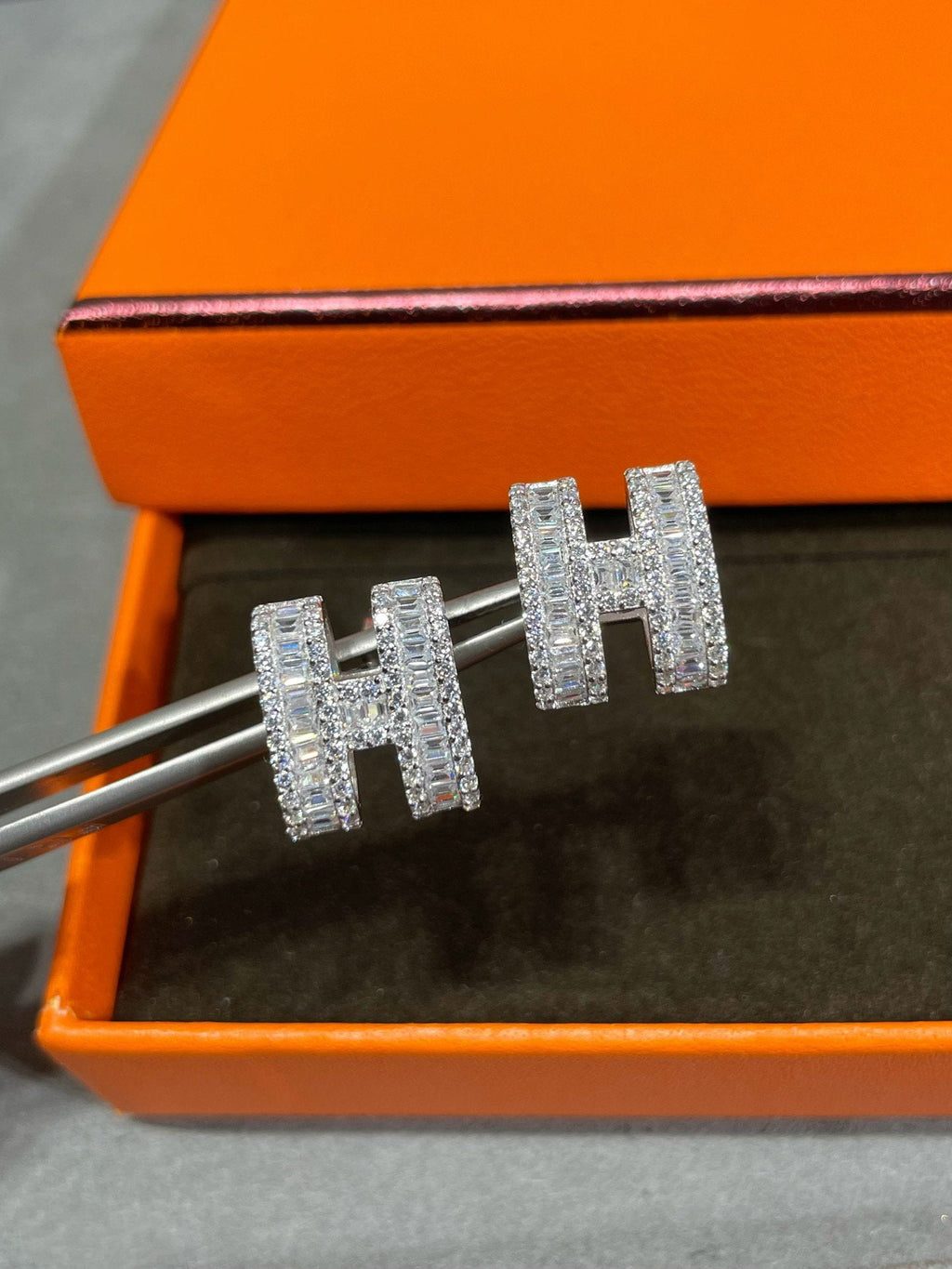 ¡®Imperial¡¯H STUD EARRINGS WITH SILVER DIAMONDS